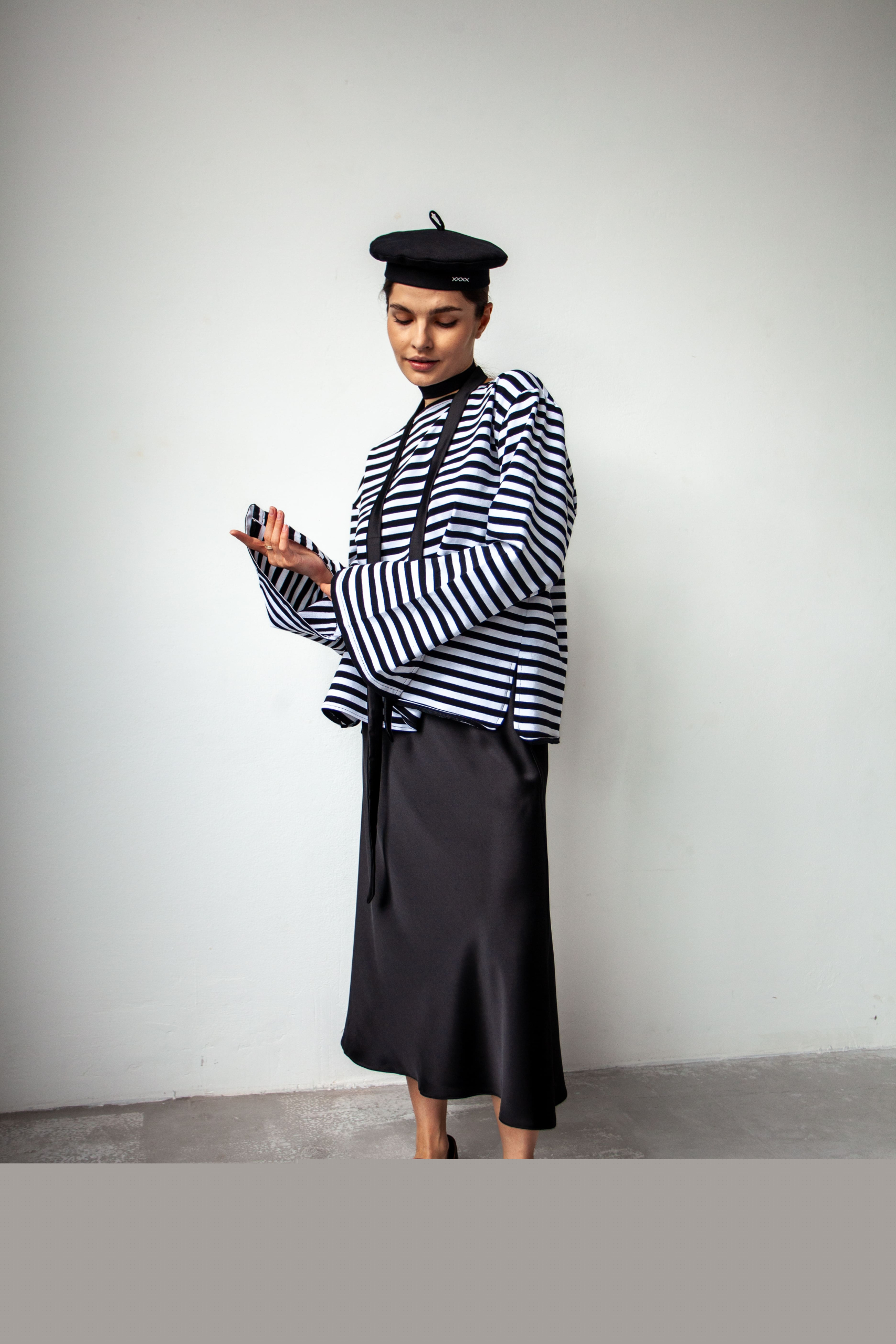 Тільник з широкими рукавами (чорна/біла)