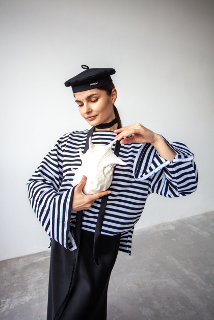 Тільник з широкими рукавами (чорна/біла)