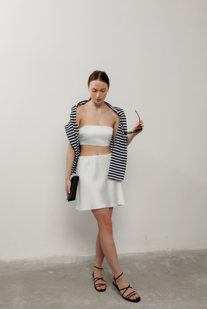 Атласна спідниця у довжині міні