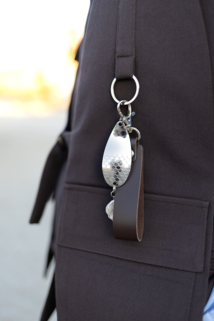 Брелок-тримач з шкіряними виробами та річковою перлиною