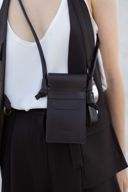 Шкіряна сумка-чохол у кольорі темний шоколад