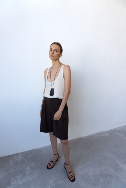 Атласний топ з круглим вирізом