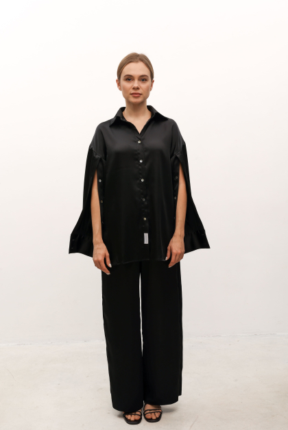 Атласна сорочка кейп з акцентними рукавами в чорному кольорі