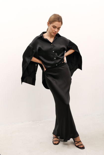 Спідниця атласна максі у чорному кольорі