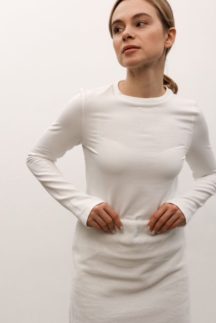 Лонгслів з акцентною вишивкою у вигляді лого