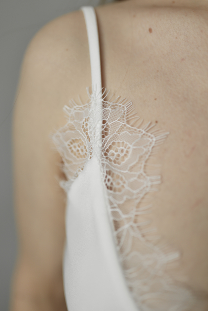 Атласний топ з мереживом