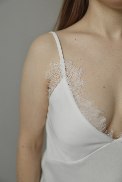 Атласний топ з мереживом