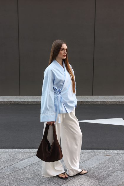 Блакитне кімоно з білим кантом