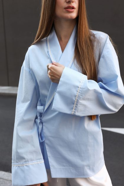 Блакитне кімоно з білим кантом